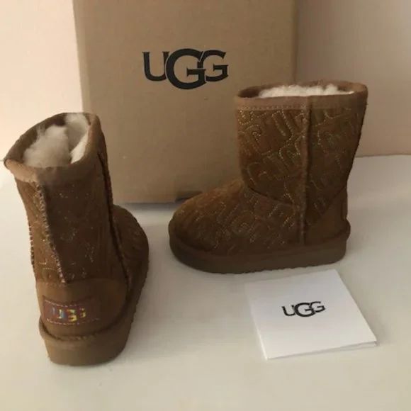 UGG Classic II Graphic Stitch Leather Kids' Short Boot for boy or girl. Size: 6 - Picture 12 of 13